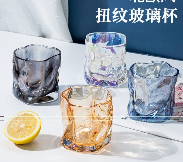 Chiếc cốc thủy tinh nhỏ và tinh tế được mọi người yêu thích