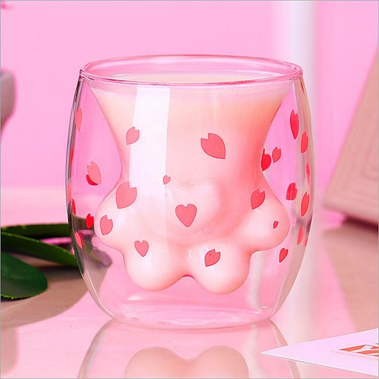 Mèo dễ thương gãi kính hai lớp