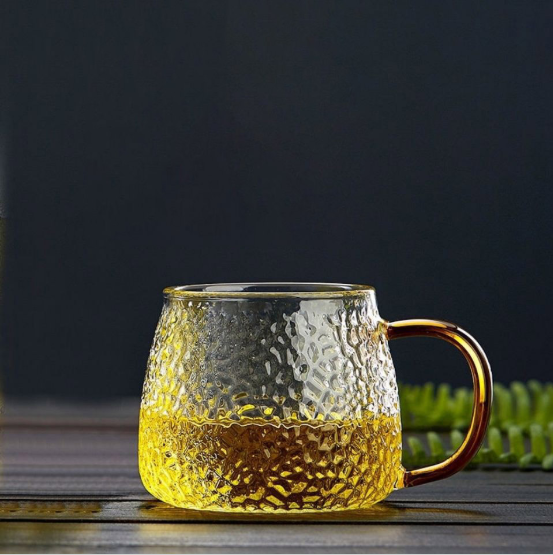 Tại sao chúng ta cần ly rượu trong suốt khi uống rượu?