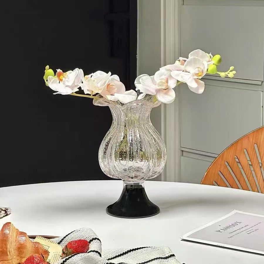 Những lọ thủy tinh có hình dáng kỳ lạ