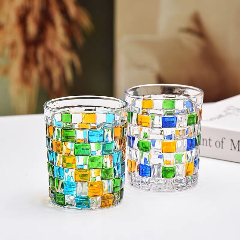 Cốc thủy tinh đầy màu sắc